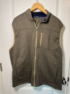 Izod Men's Brown Zip-Front Fleece Vest with Tan Trim